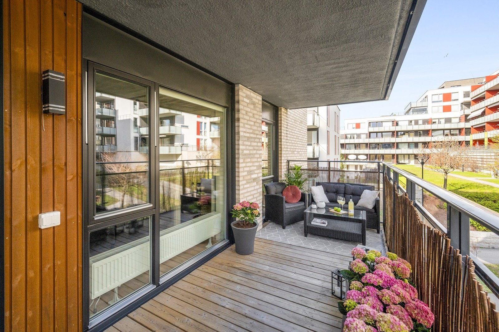 Fra balkongen har man utsyn mot pent opparbeidet, felles gård. Galleribilde