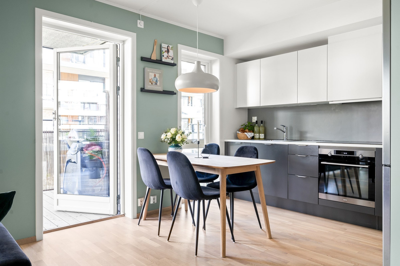 Fra stuen er det utgang til leilighetens fhyggelige balkong på hele 12 kvm. Galleribilde