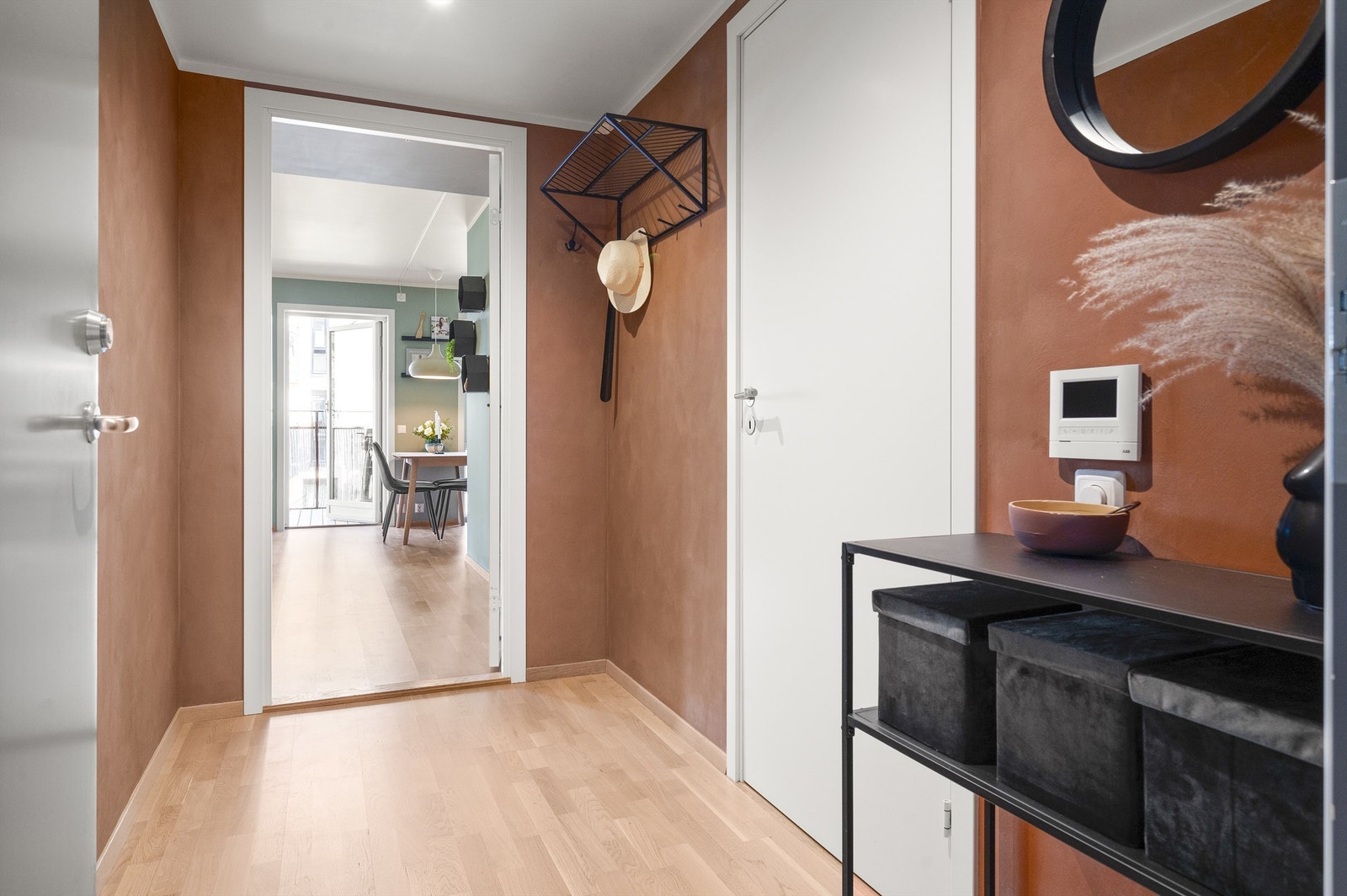 Velkommen inn! Leilighetens entré er lys og innbydende og gir et flott førsteinntrykk av leiligheten. Galleribilde