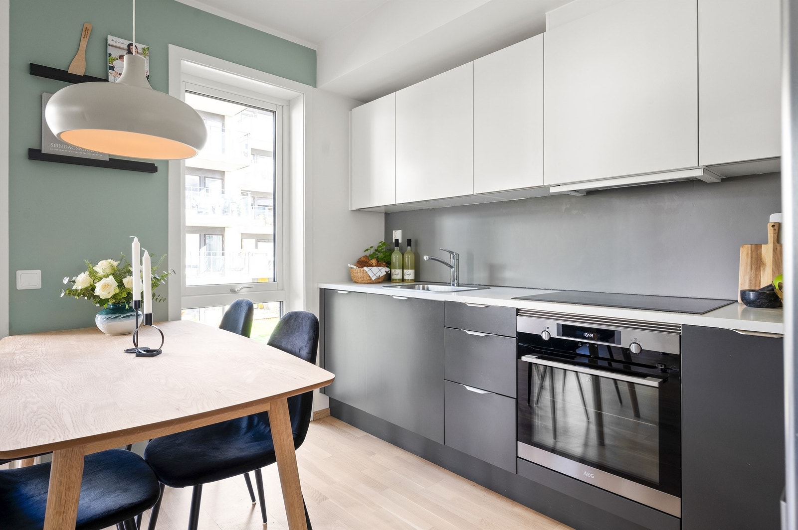 Innredningen består av slette fronter fra HTH og fremstår stilrent og moderne. Galleribilde