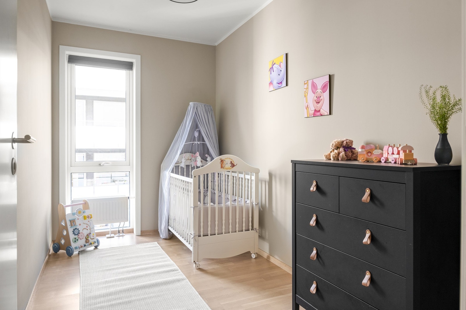 Leilighetens andre soverom er også av god størrelse og har plass for seng, tilhørende nattbord og oppbevaringsmøbel. Galleribilde