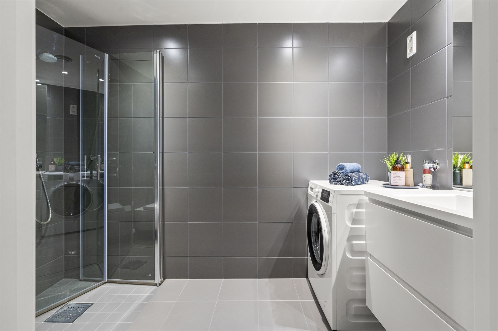 Lekkert og delikat bad med flislagt gulv og vegger, samt varme i gulvet og nedsenket himling med downlights. Galleribilde