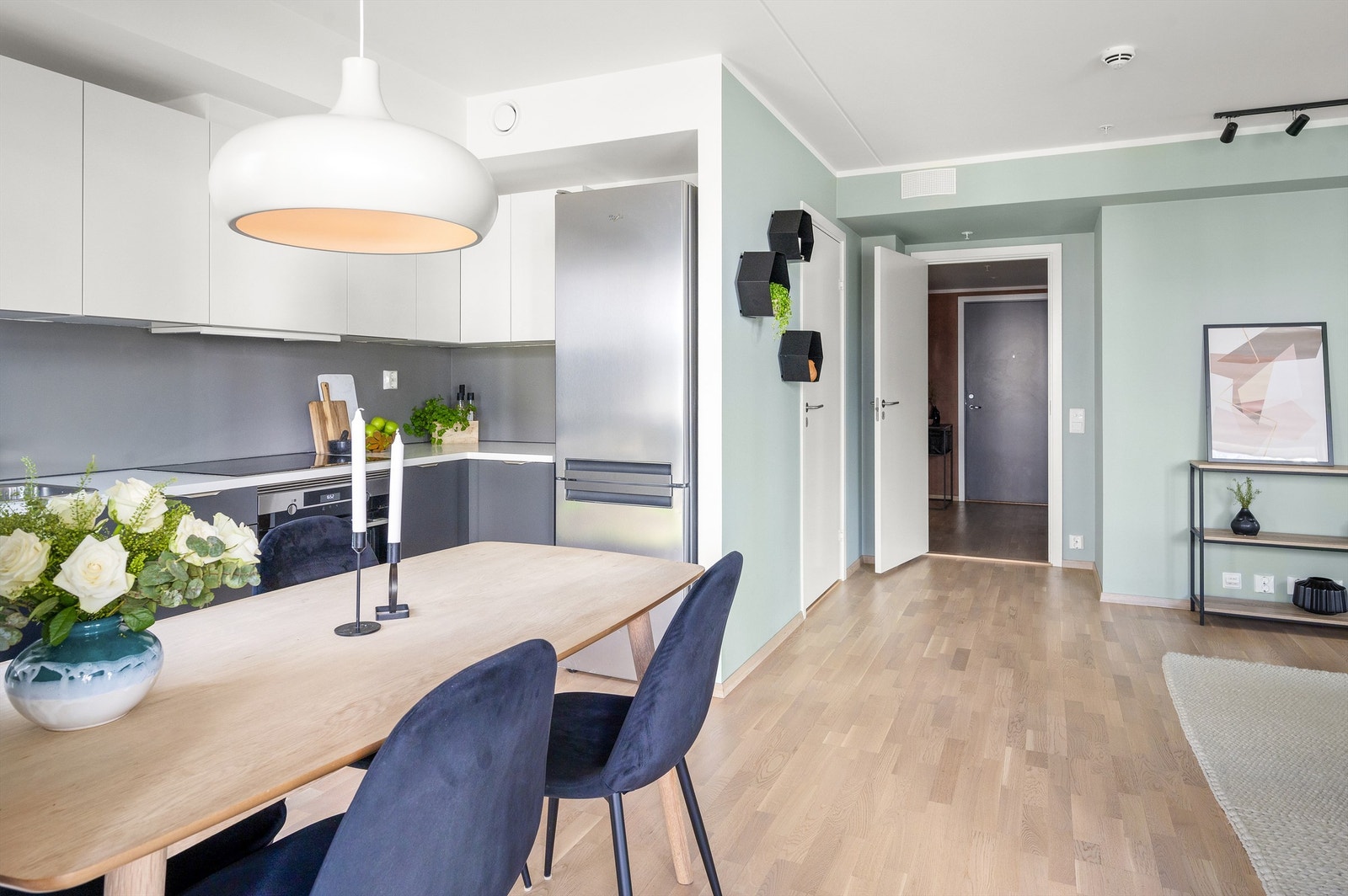 Kjøkkenet er i en praktisk og sosial åpen løsning mot stue. Galleribilde