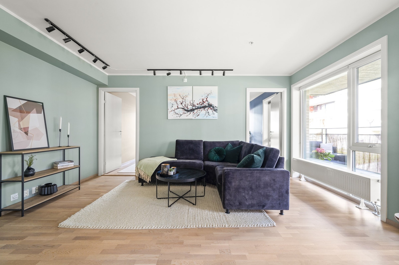 Leilighetens stue er av god størrelse og er følgelig enkelt å møblere etter eget ønske og personlige stil. Galleribilde