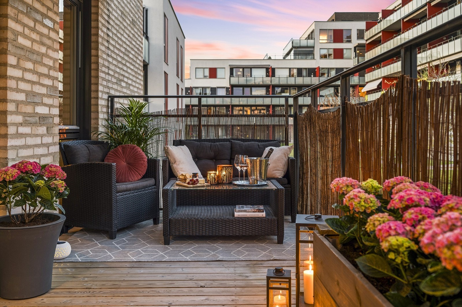 Leiligheten ligger svært attraktivt og frodig til i idylliske Ensjøhøyden borettslag. Galleribilde