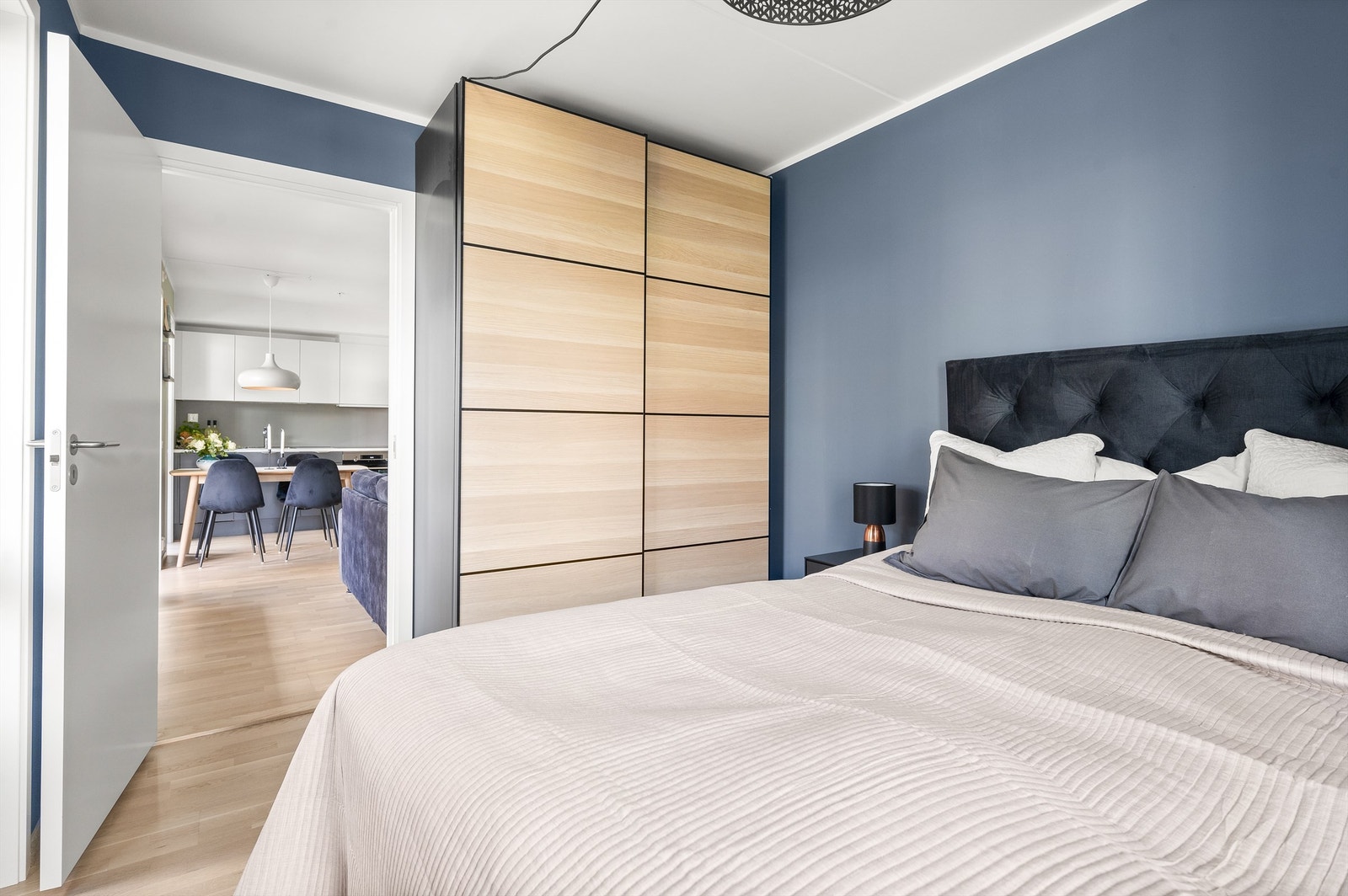 Her er det praktisk oppbevaring i en flott skyvedørsgarderobe. Galleribilde