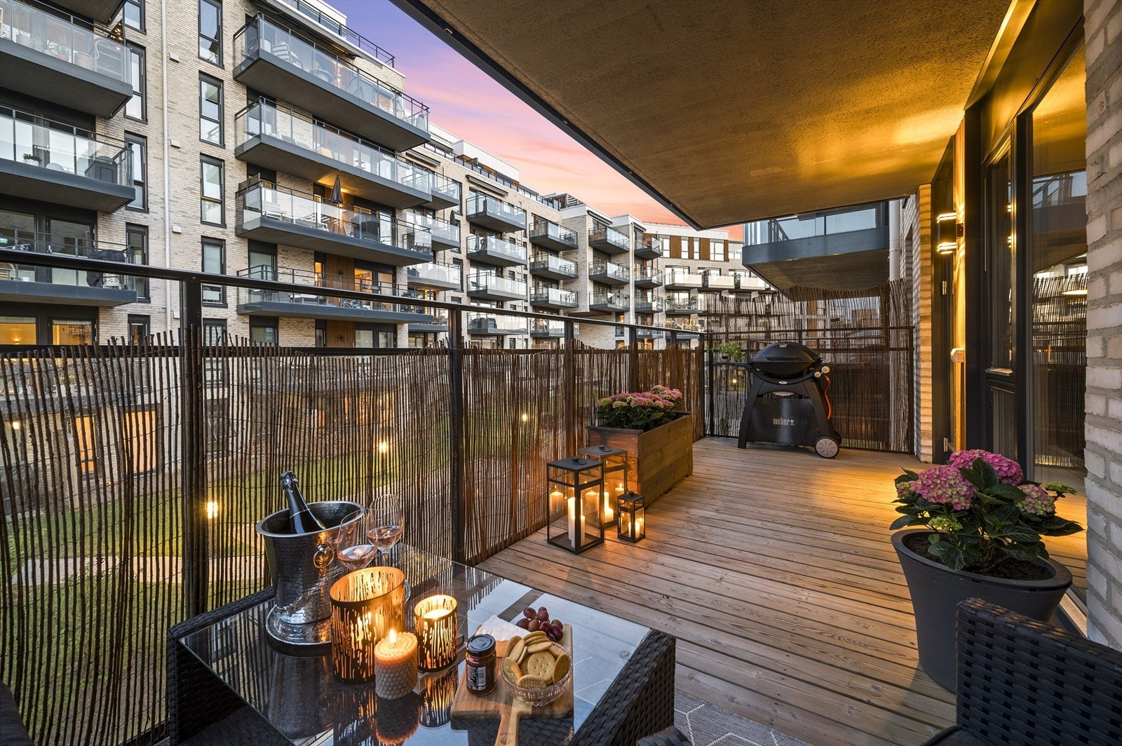 Balkongens størrelse gjør at det fint kan møbleres med en sittegruppe og annet ønskelig møblement. Galleribilde