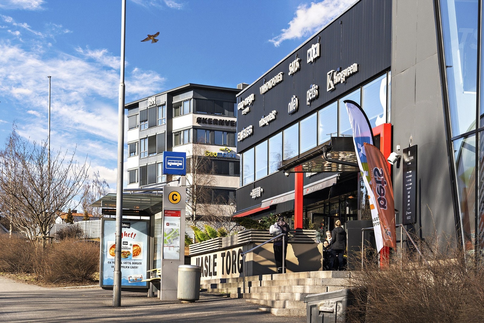 Hasle Torg med blant annet Sats, Coop Mega, Vinmonopol, Baker Hansen, Nille, dyrebutikk, Jernia og apotek Galleribilde