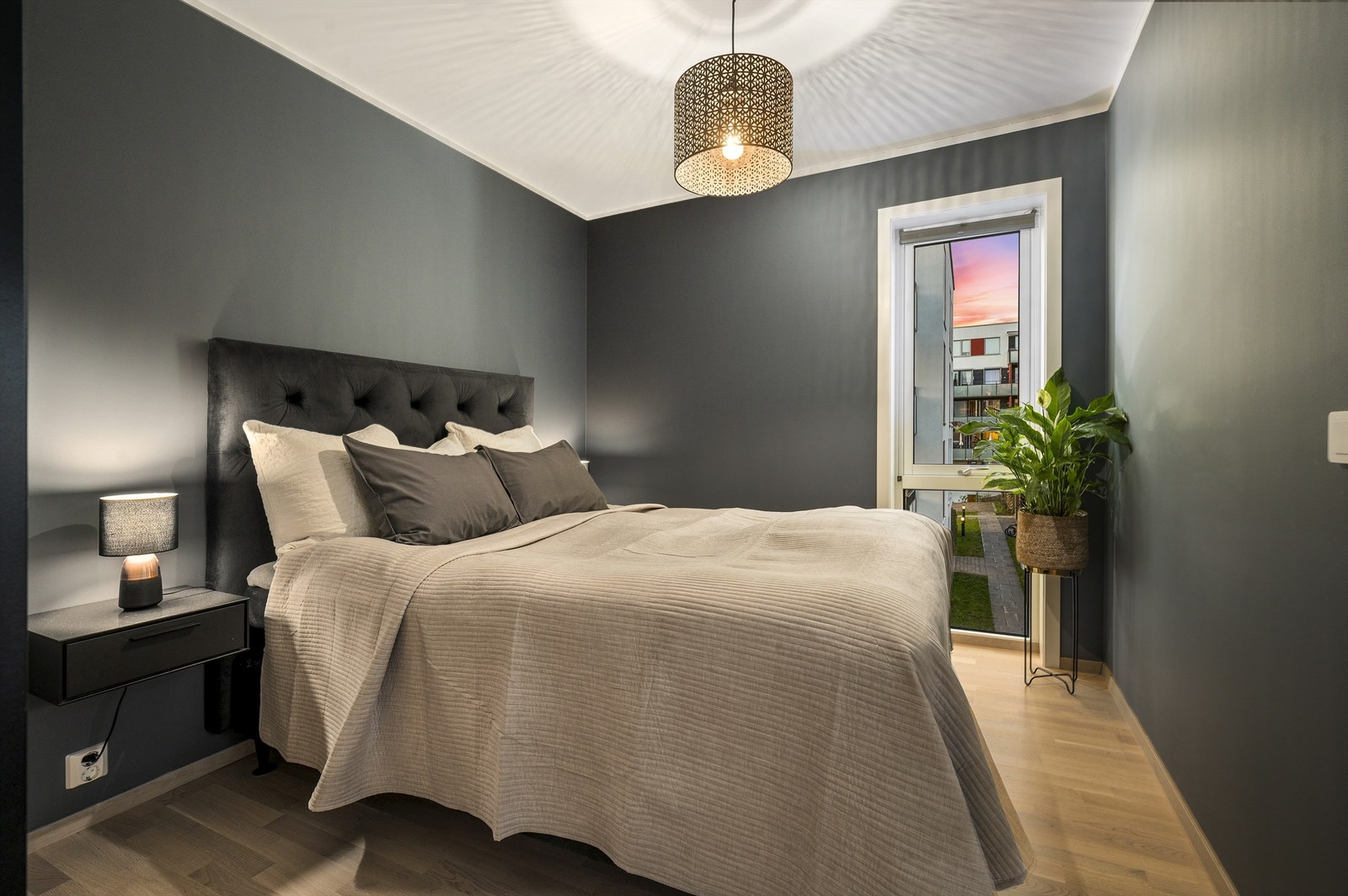 Hovedsoverommet er romslig med god plass til dobbeltseng med tilhørende nattbord på begge sider. Galleribilde