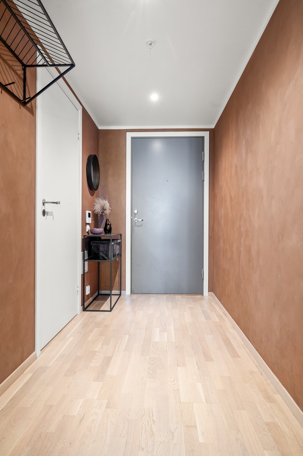 I entréen er det rikelig med plass til å henge fra seg klær og sette fra seg sko. Galleribilde