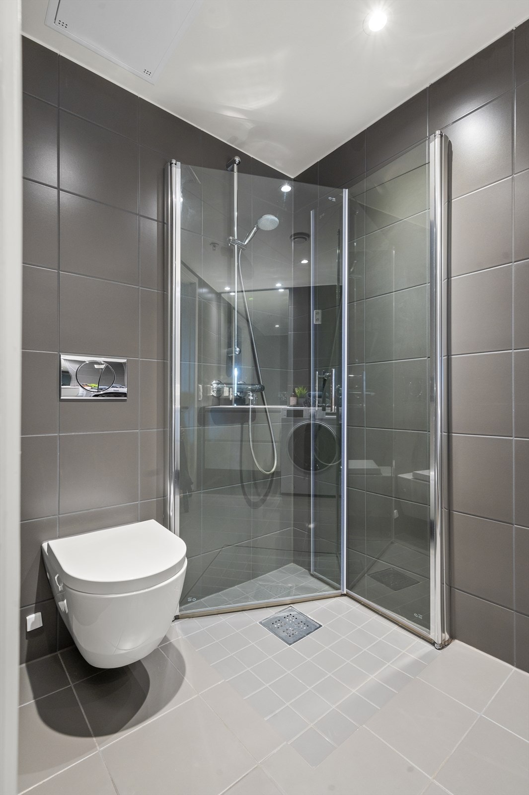 Innredningen består blant annet av vegghengt servantskap med speil over servant. Videre har badet dusjhjørne med innfellbare dører, vegghengt toalett, opplegg for oppvaskmaskin og tørketrommel. Galleribilde