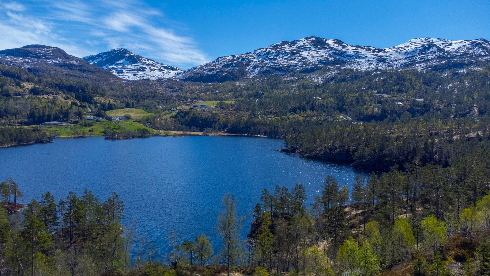 Maldalsvatnet med med nærhet til flott turområde hele året Galleribilde