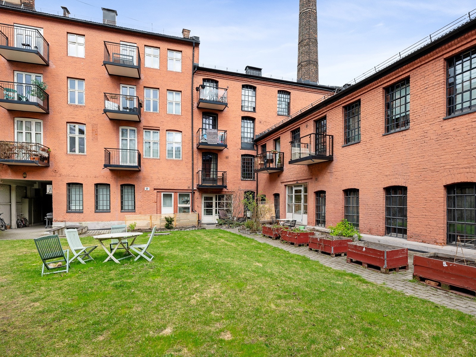 Borettslaget en koselig felleshage som er perfekt for å invitere gode venner på grilling. Galleribilde