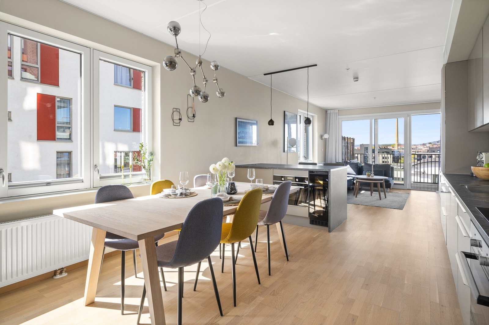 Her er det rikelig med plass til møblering av en større spisegruppe. Galleribilde