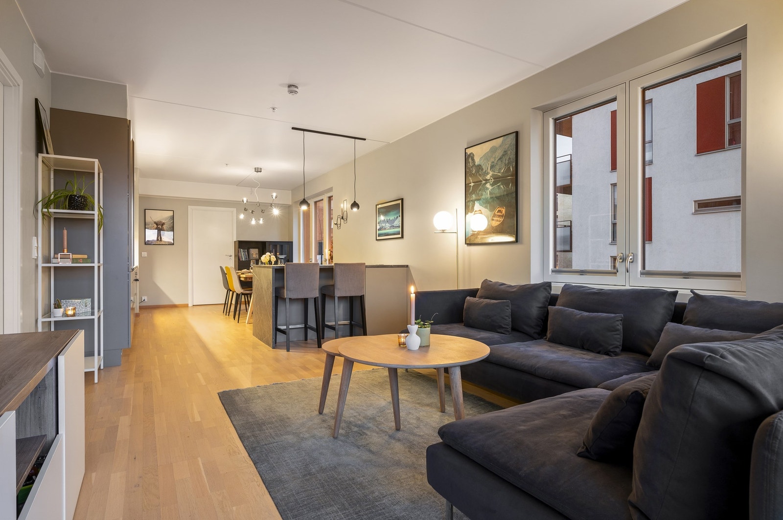 Det er god plass for sofagruppe med tilhørende salongbord, samt tv-seksjon. Galleribilde