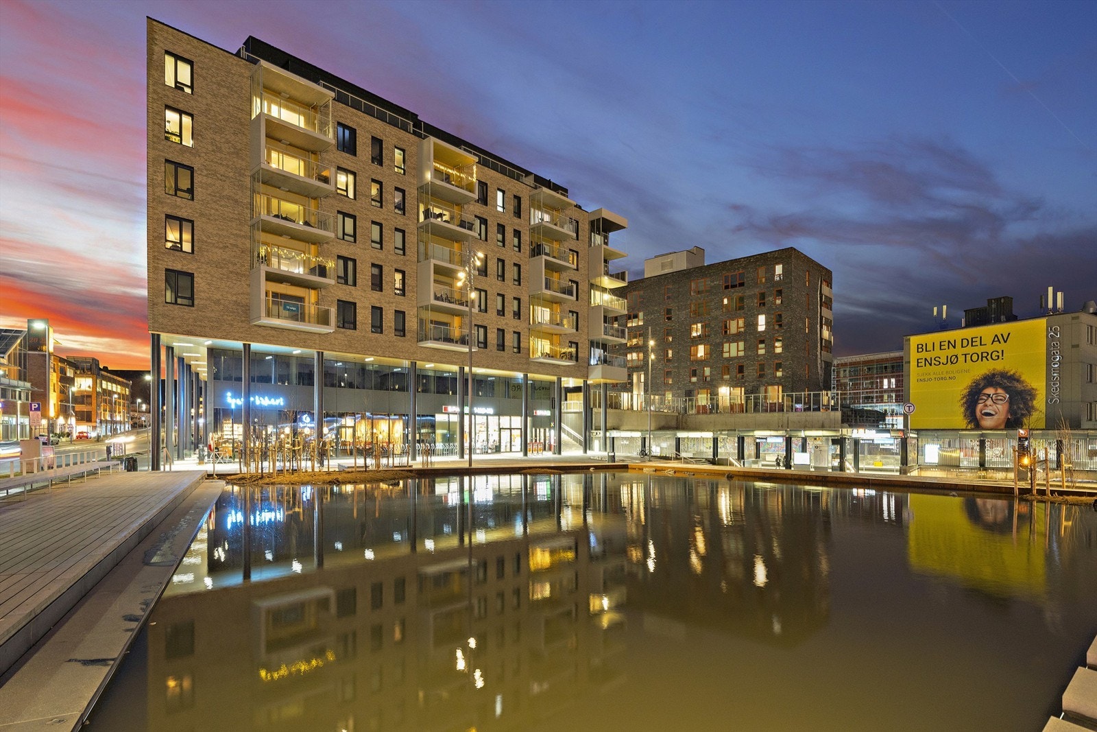 Ensjø Torg med T-bane - et område som har vært i utvikling lenge og virkelig har begynt å blomstre. Galleribilde