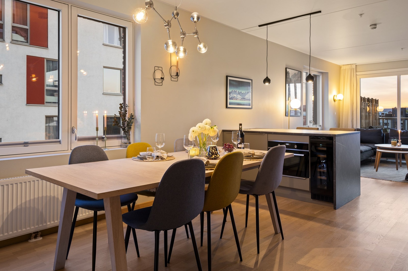 Leiligheten har en stor og god stue som ligger i åpen løsning med kjøkkenet. Galleribilde