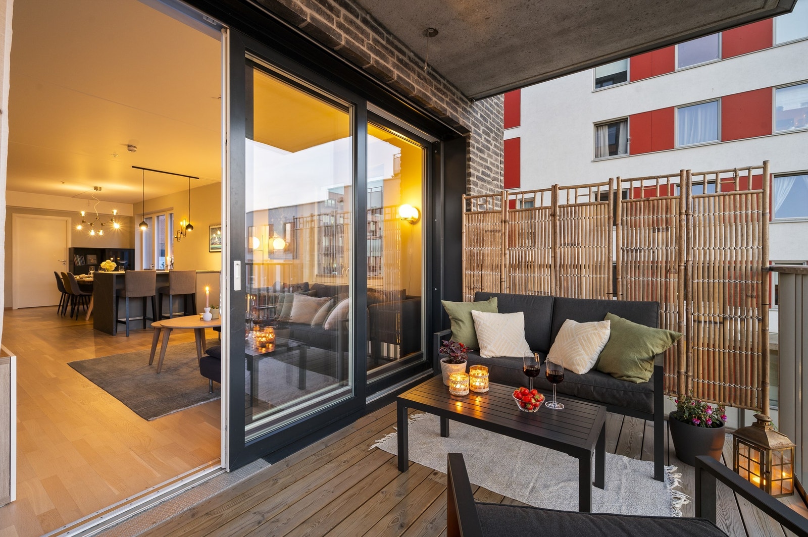 Hyggelig og solrik balkong som måler 9 kvm. Galleribilde