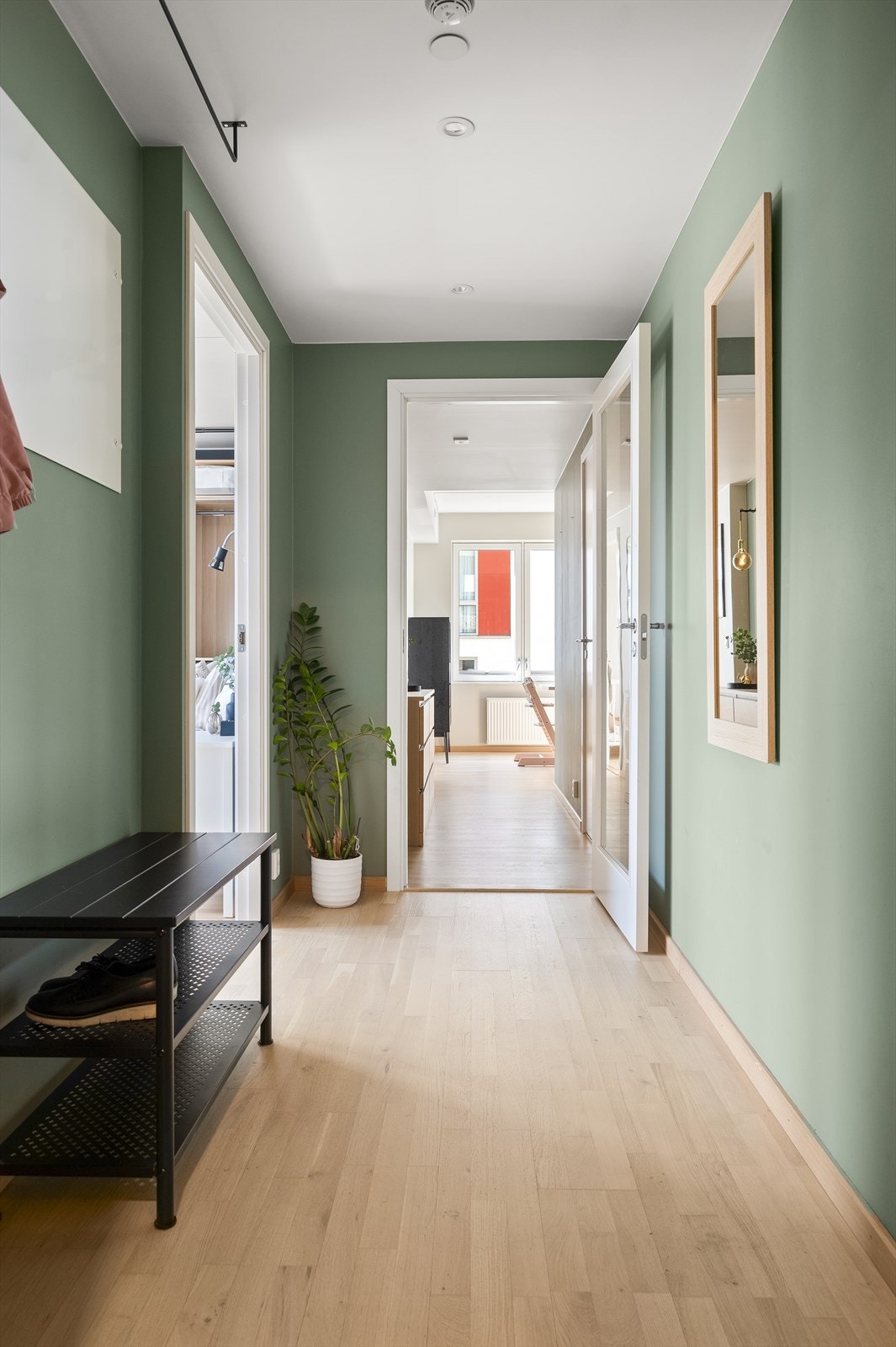 Velkommen inn! Det første som møter deg er en lun og innbydende entré, som gir et godt førsteinntrykk av leiligheten. Galleribilde