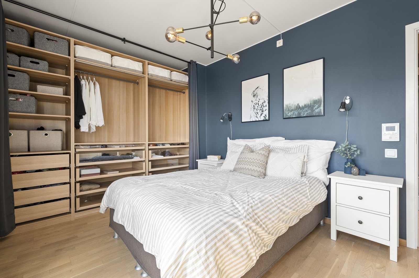 Hovedsoverommet har god størrelse og rikelig med plass til dobbeltseng og tilhørende nattbord på hver side. Godt med oppbevaringsplass i romslig garderobeløsning. Galleribilde