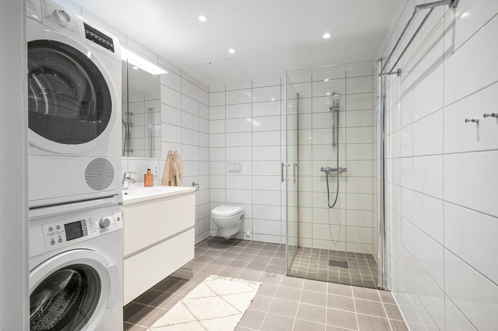 Fra mellomgang er det adkomst til et lekkert og moderne flislagt bad med varme i gulvet og downlights i himling. Galleribilde