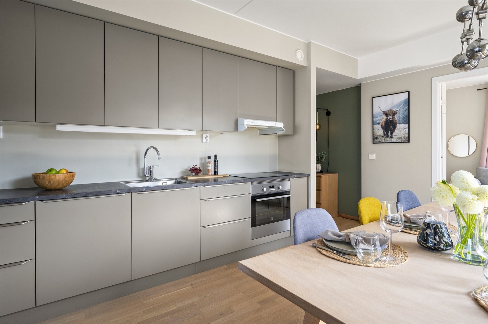 Pent kjøkken fra HTH med svært god benk- og skapplass. Galleribilde