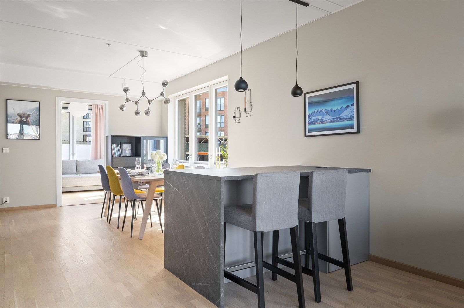 Kjøkkenet har en praktisk kjøkkenøy med barløsning som bidrar til ekstra benke- og oppbevaringsplass, samt fungerer som et fint skille mot stuen. Galleribilde