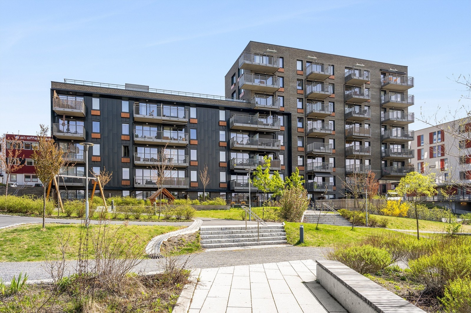 Leiligheten har en god intern beliggenhet på enden/hjørnet som sørger for vindusflater på tre sider. Enkel adkomst med heis. Galleribilde