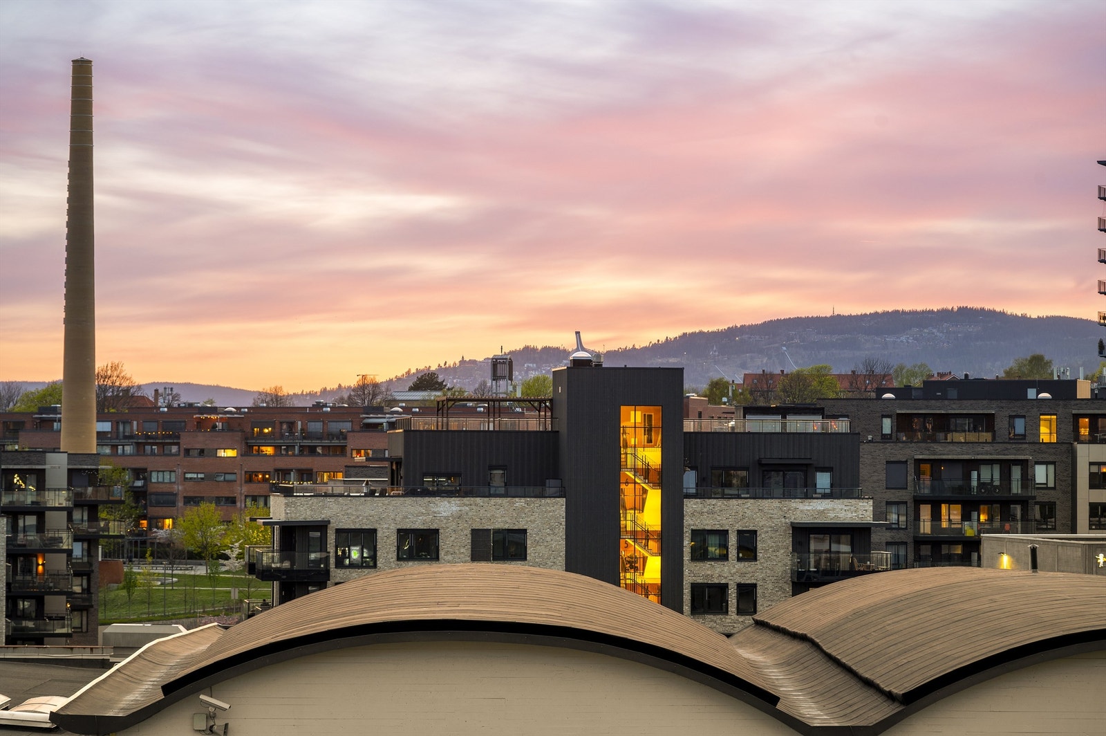 Videre har man også nydelig og åpen utsikt over byen og opp mot Holmenkollen fra balkongen. Galleribilde