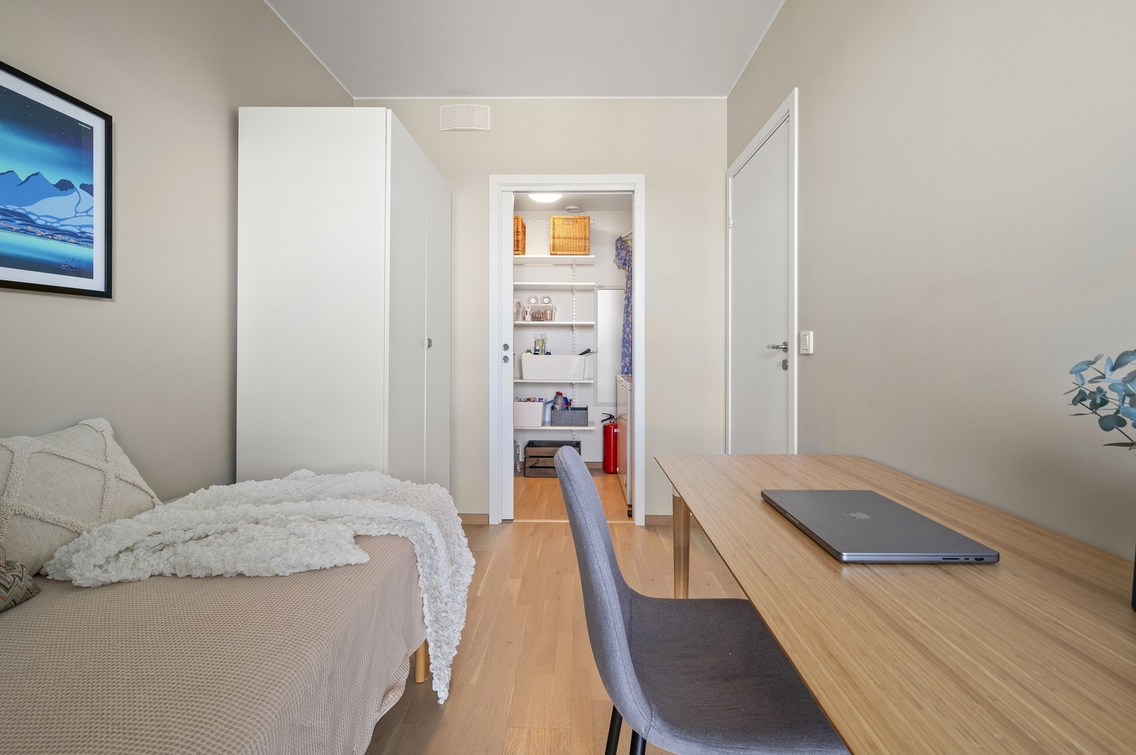 Soverommet har god plass til oppbevaring takket være en praktisk walk-in løsning. Galleribilde