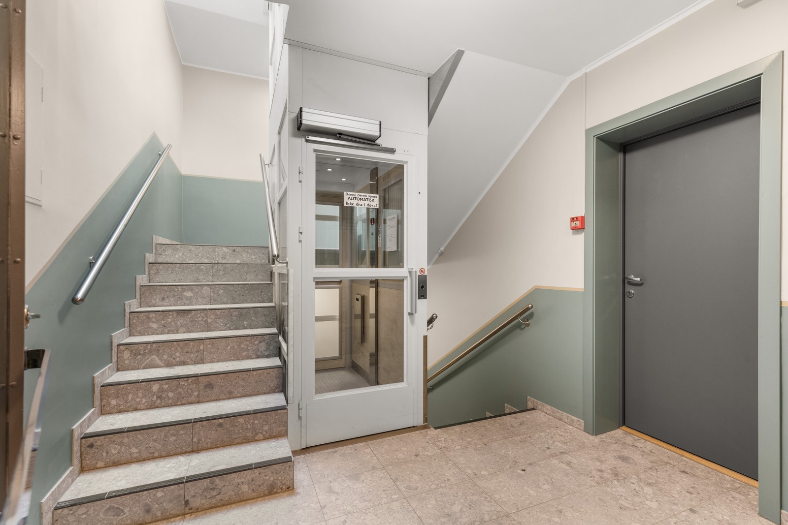 Trappeoppgang med heis Galleribilde