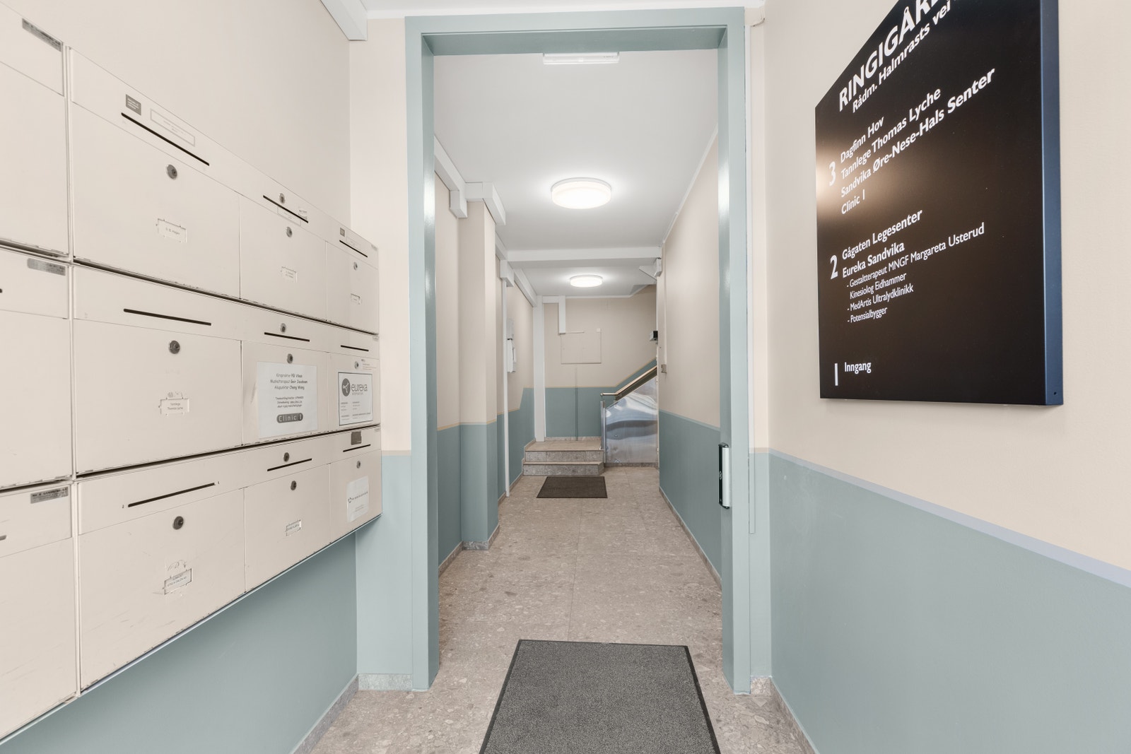 Inngangsparti med postkasser Galleribilde