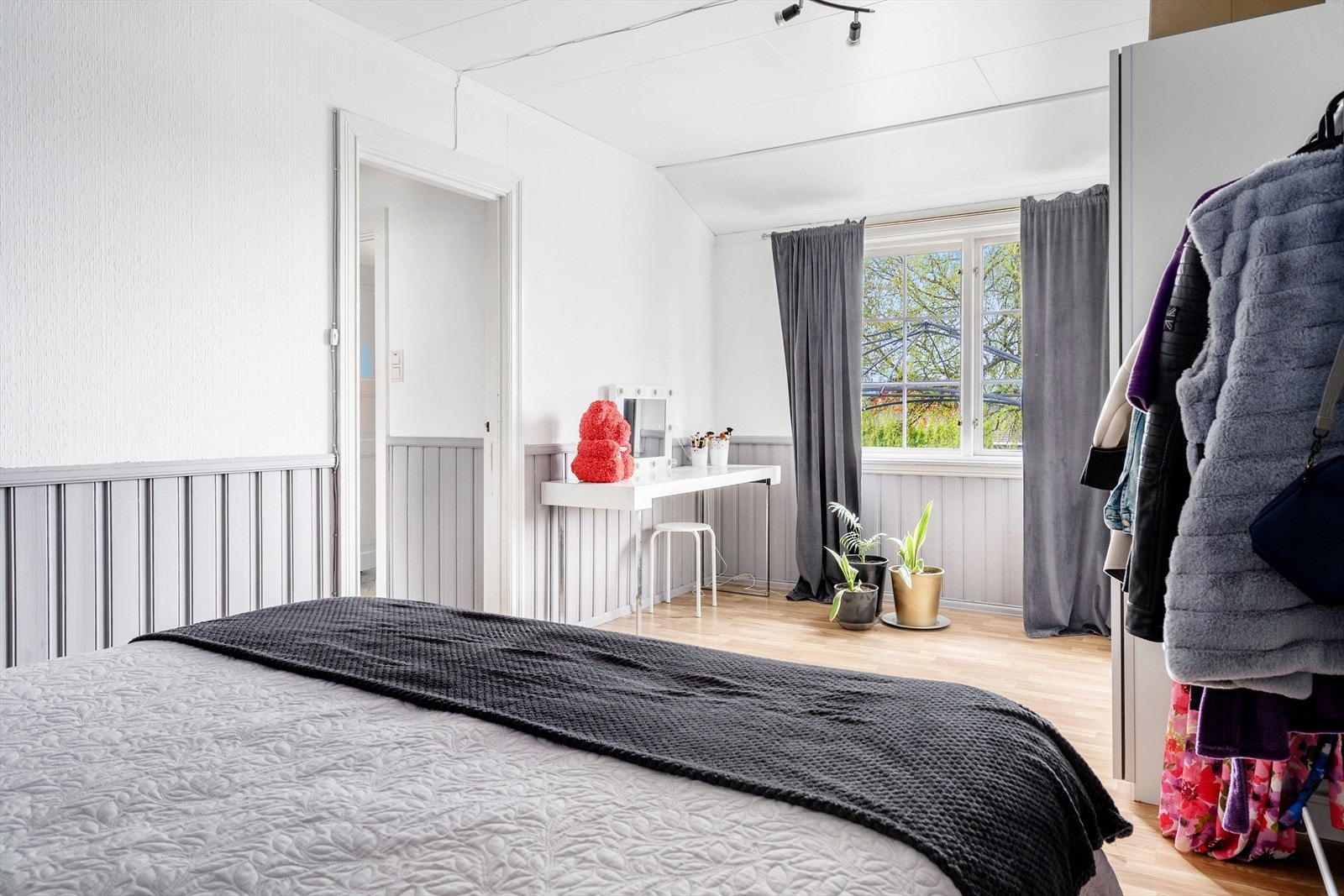 Soverom med garderobeskap. Galleribilde