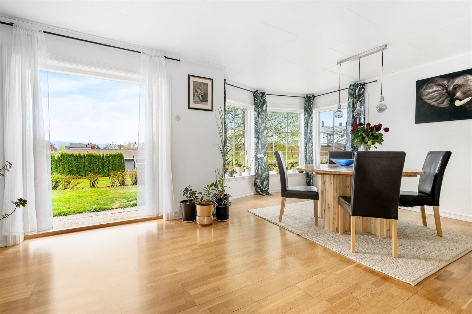 Store vinduer gir mye lys i stuen. Galleribilde