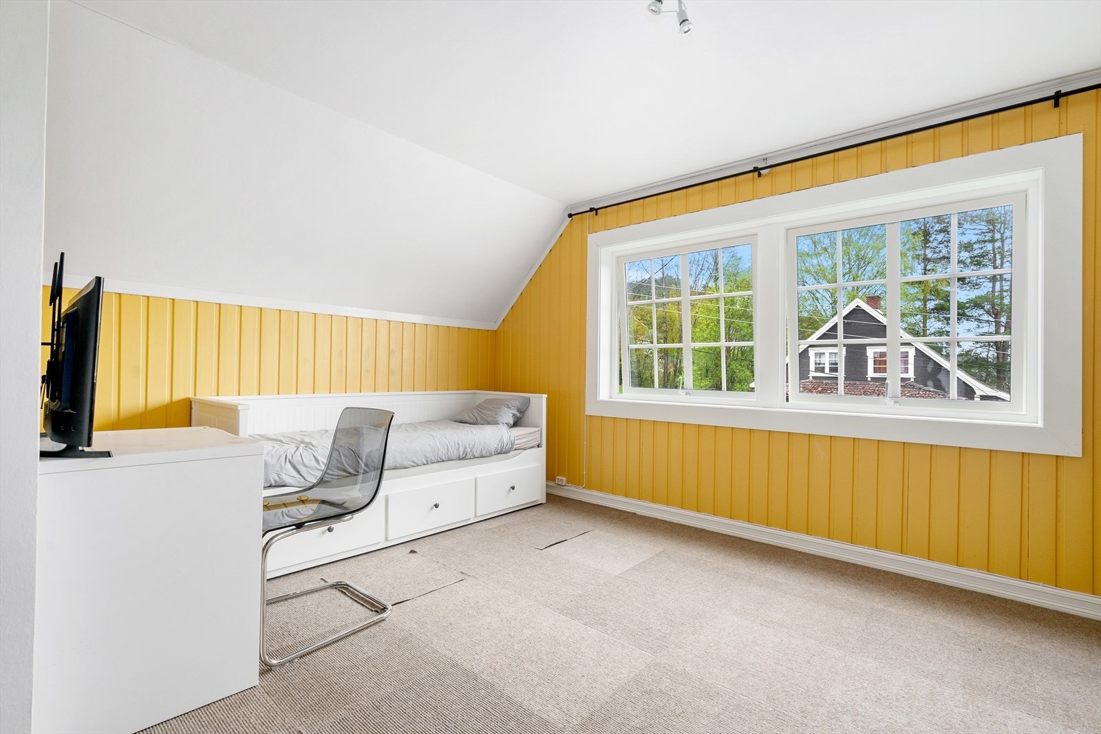 Lyst soverom med plass til oppbevaring. Galleribilde