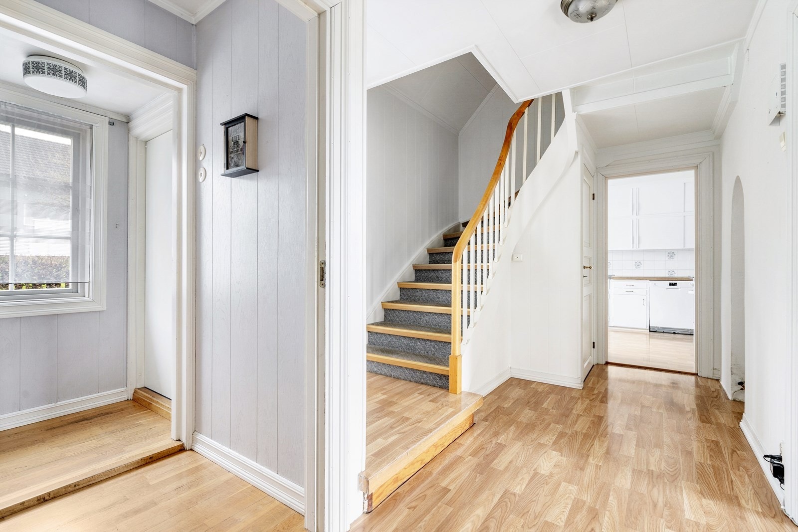 Stor hall med trapp opp til 2 etasje. Galleribilde