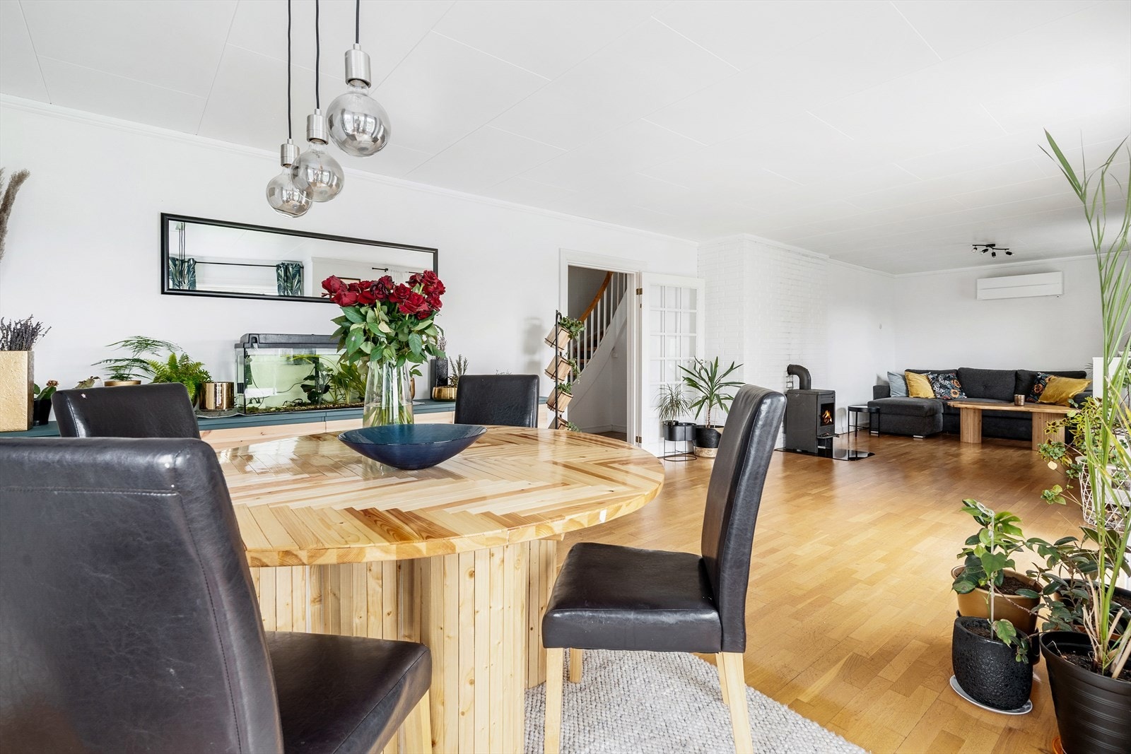 Stue med plater i taket, eierparkett, malt tapet/malt strie på veggene. Galleribilde