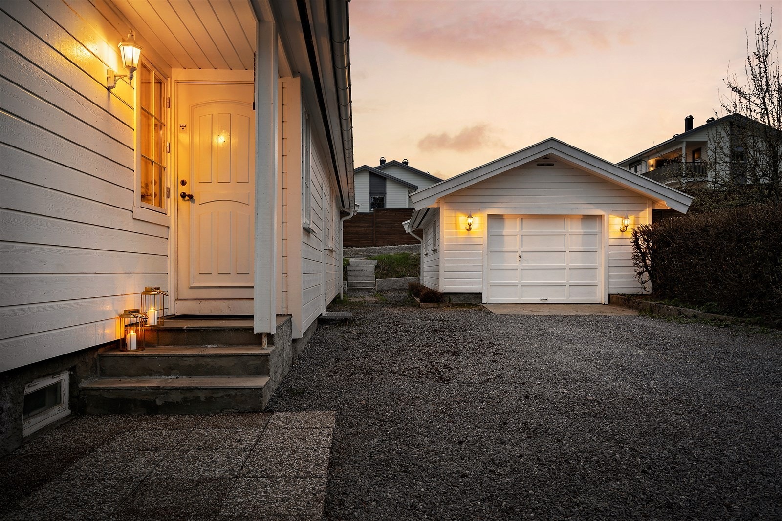 Egen garasje i gruset gårdsplass. Galleribilde