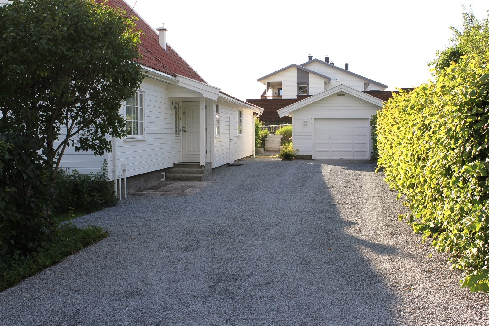 Stor gårdsplass med garasje Galleribilde