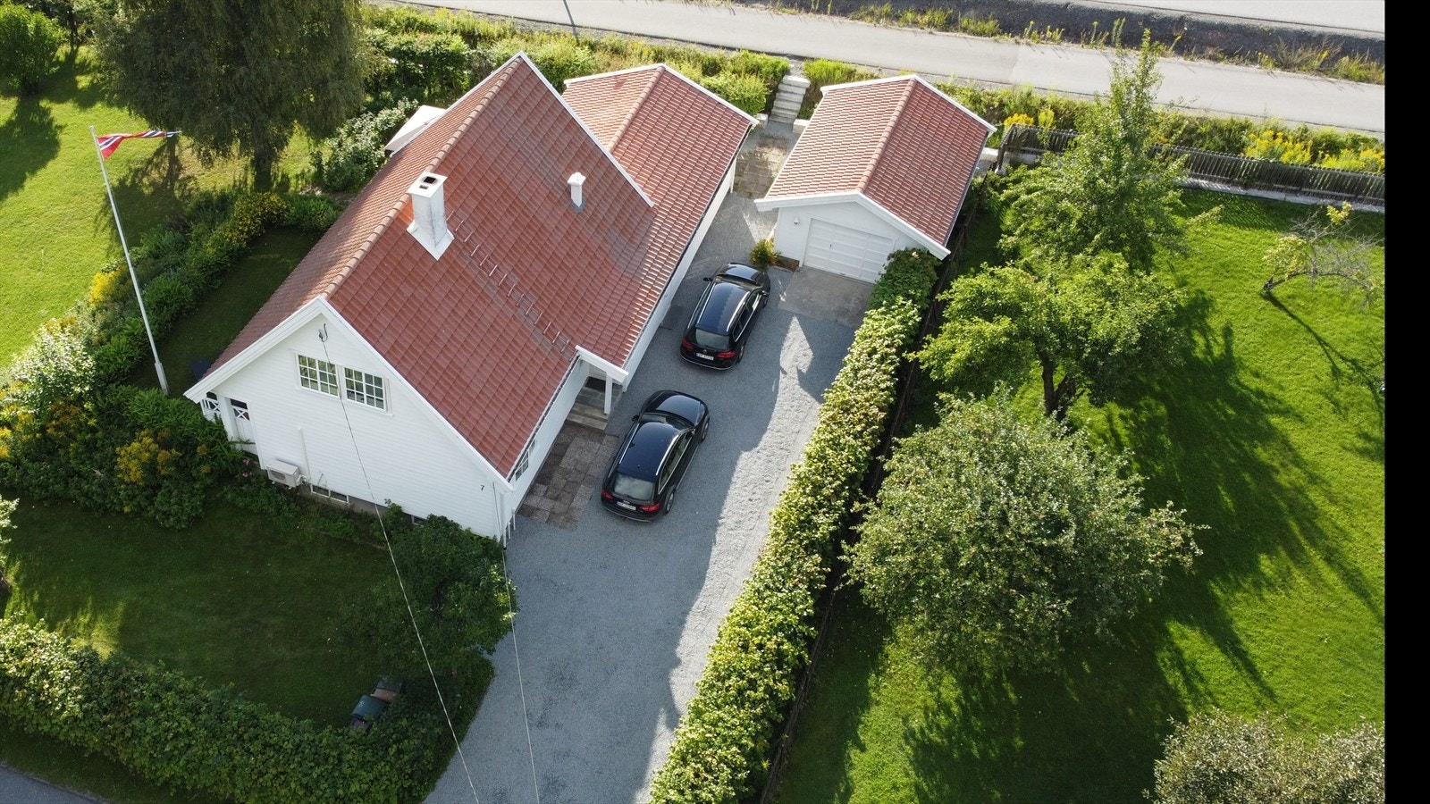 Eiendommen har stor gårdsplass med plass til flere biler samt egen garasje Galleribilde