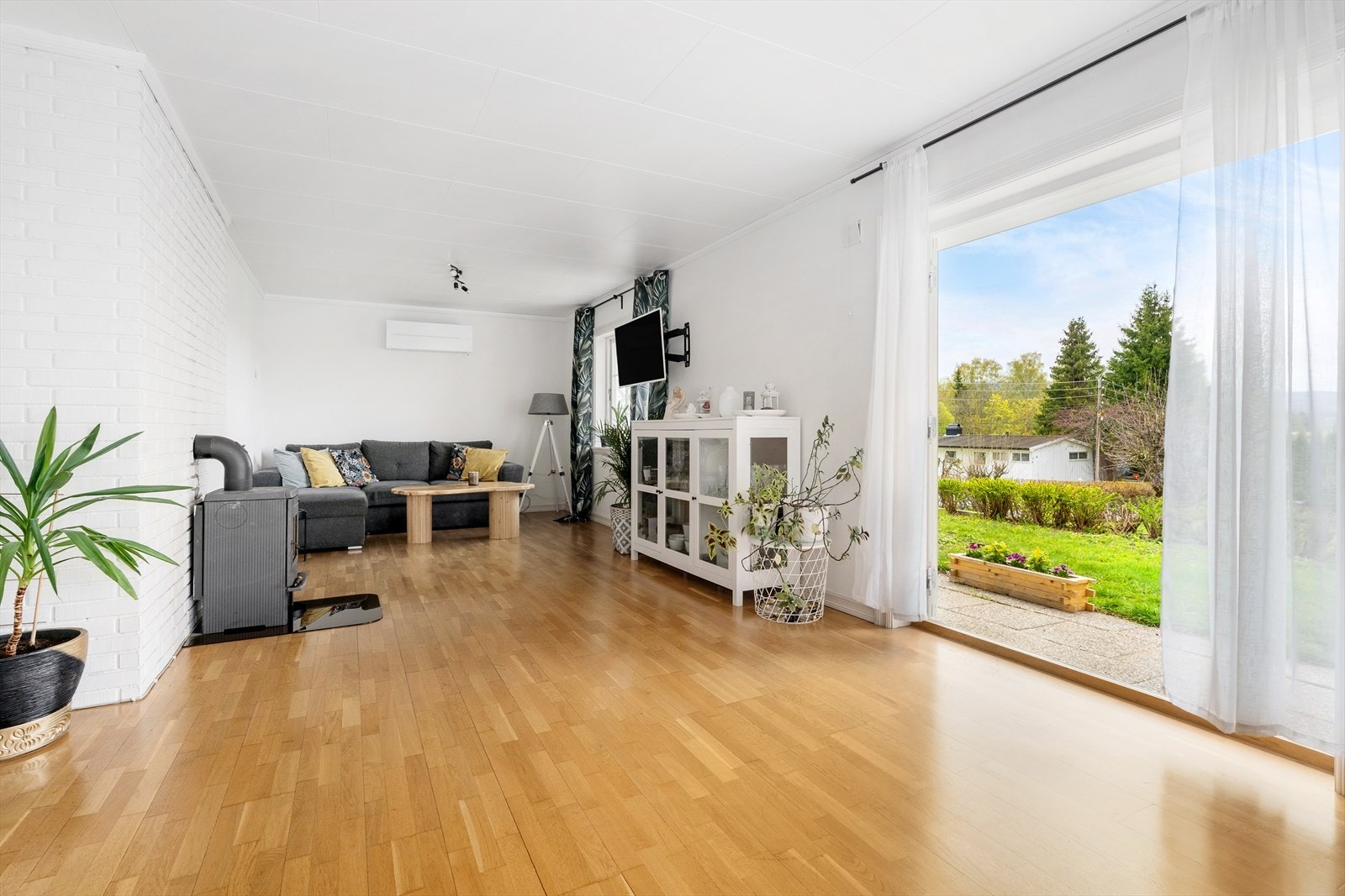 Stue med utgang til hage. Galleribilde