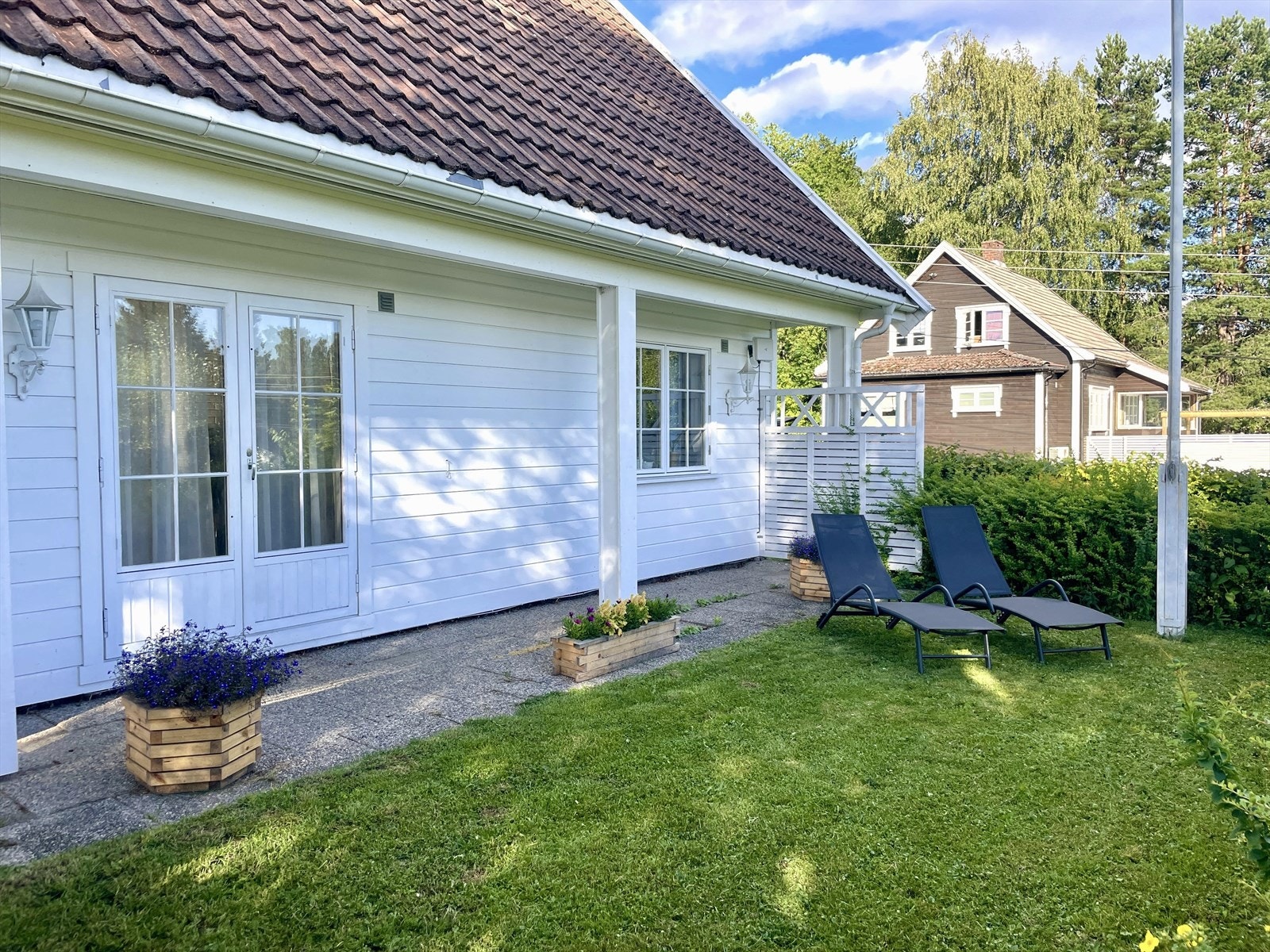 Fra stue er det utgang til syd/vest vendt hage Galleribilde