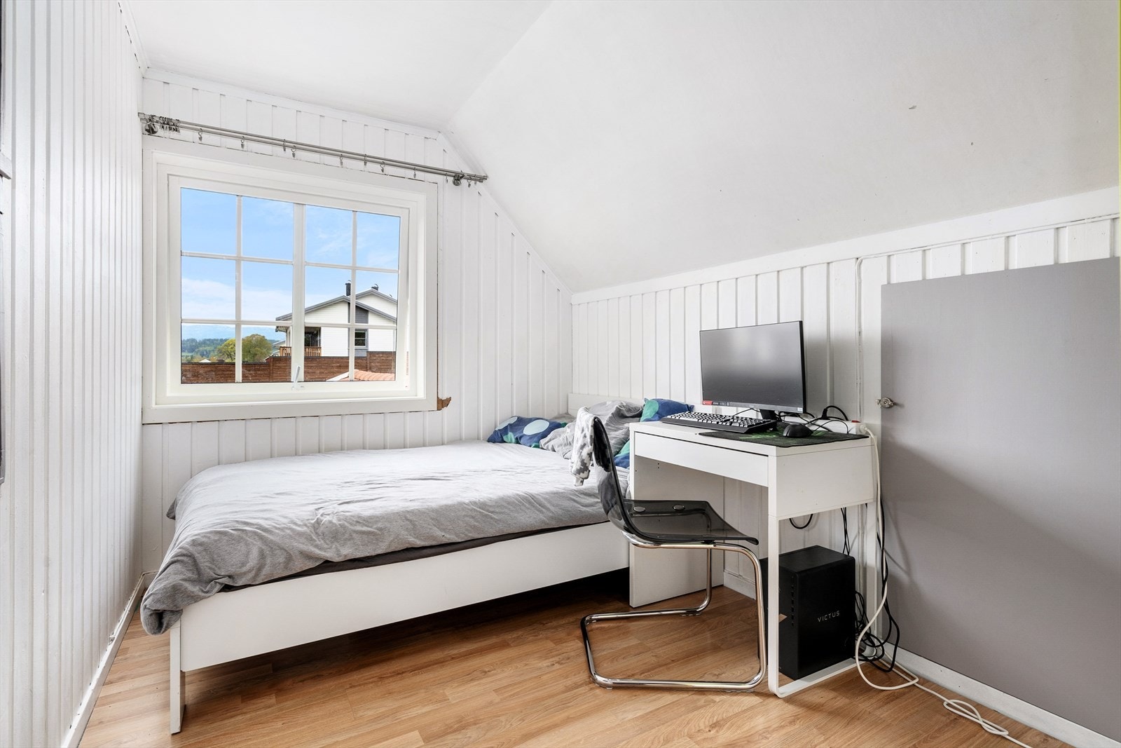 Soverom med lyse overflater. Galleribilde