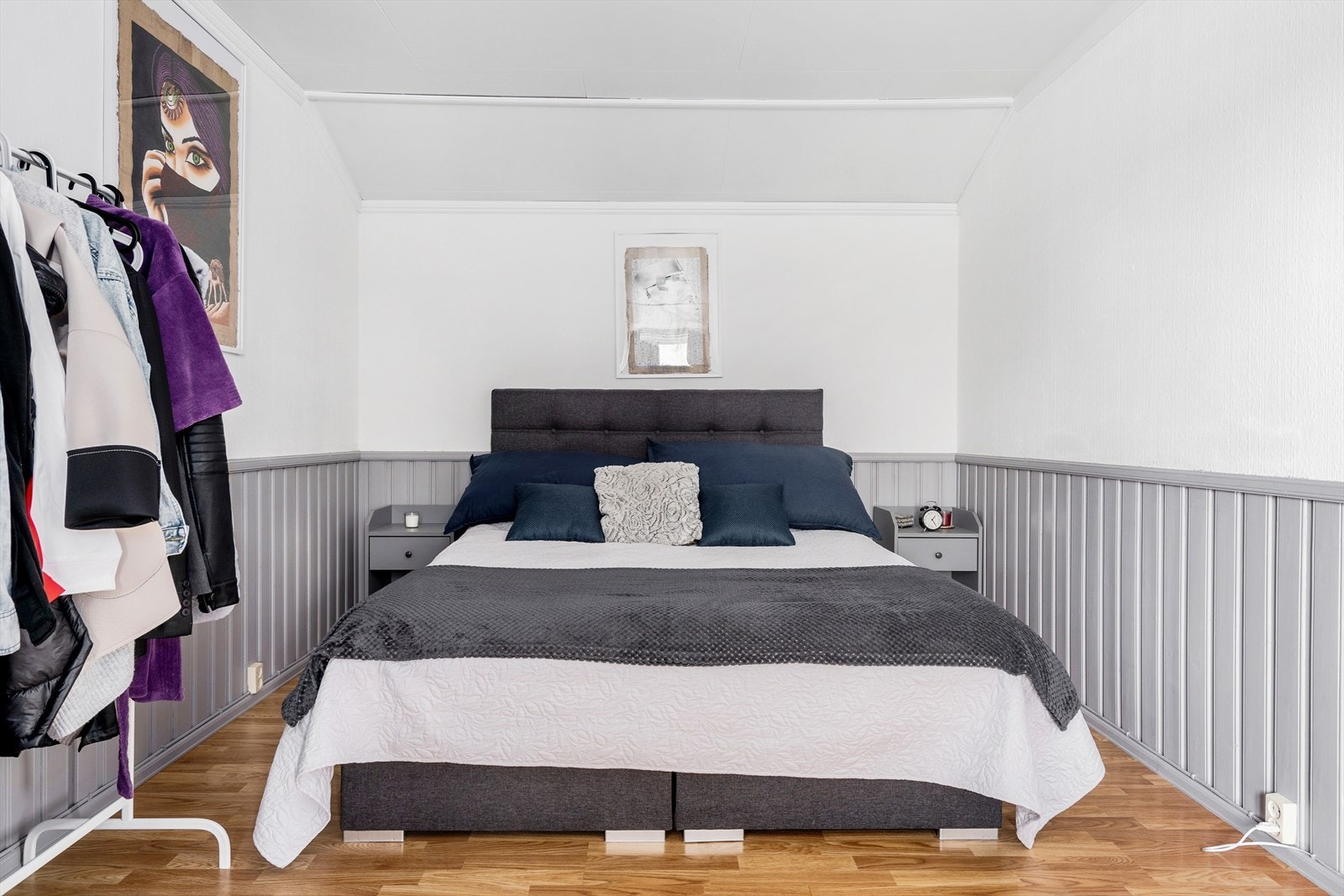 Soverom med malt brystpanel. Galleribilde