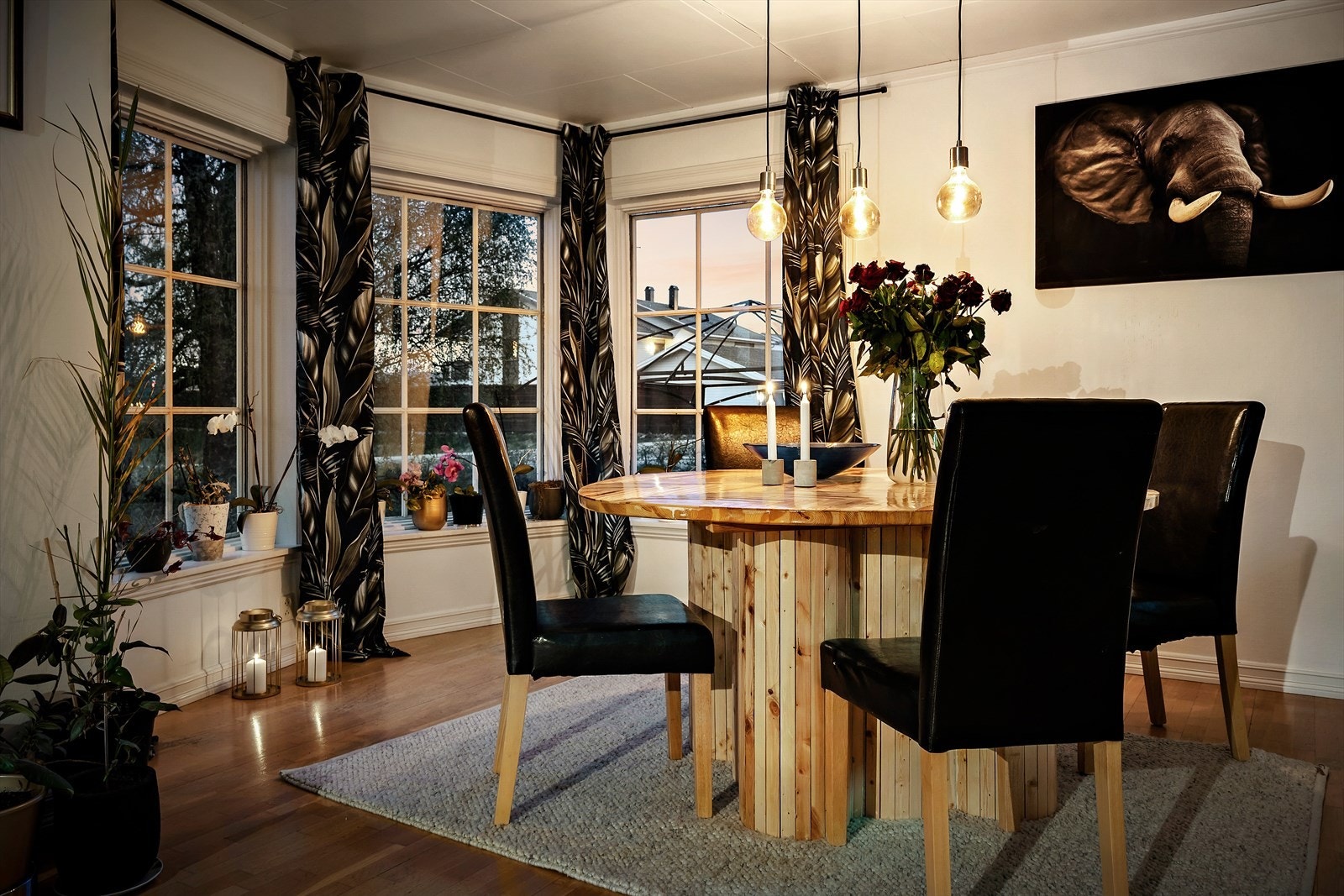 Hyggelig spisestue. Galleribilde