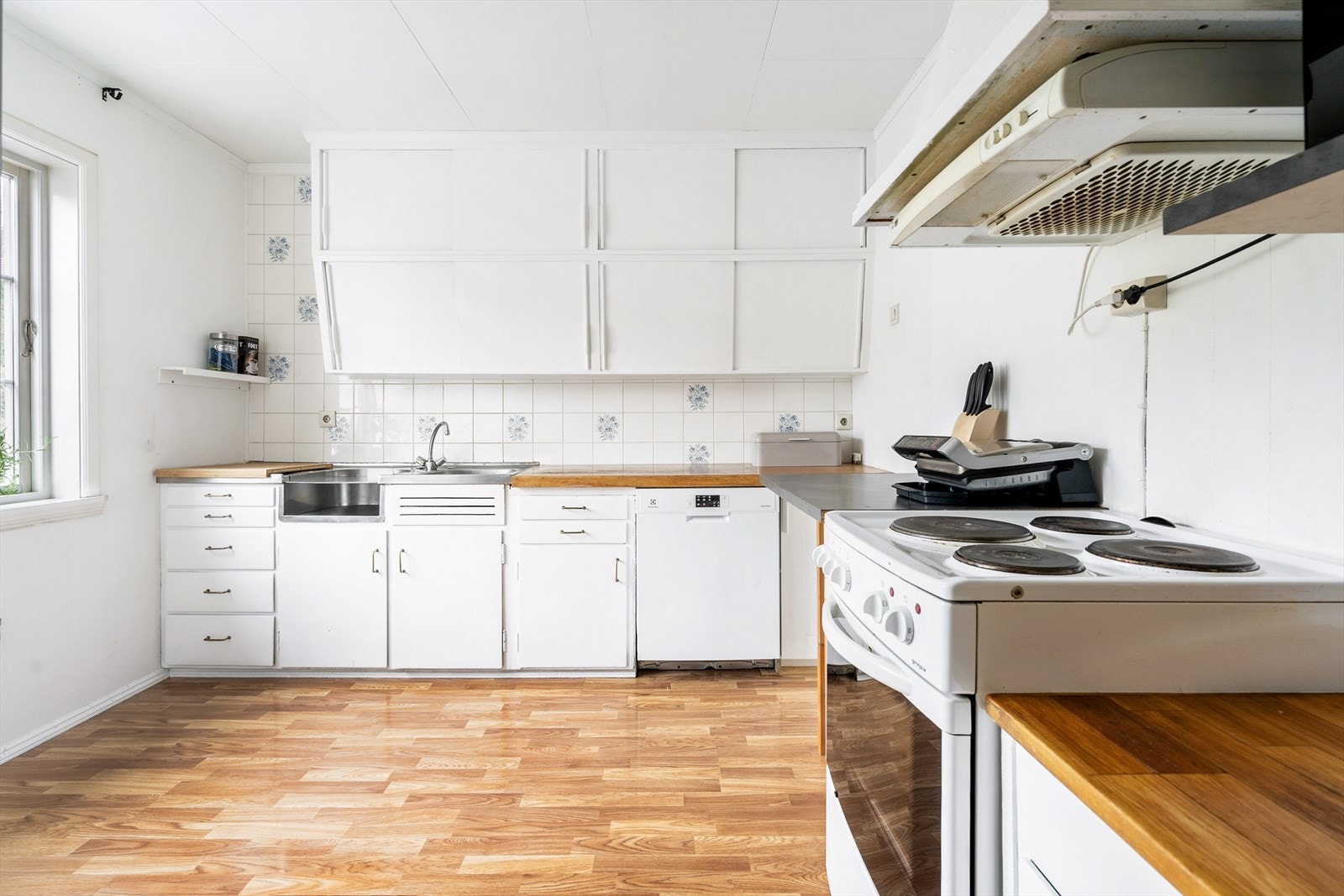 Kjøkken med god plass for spisebord Galleribilde