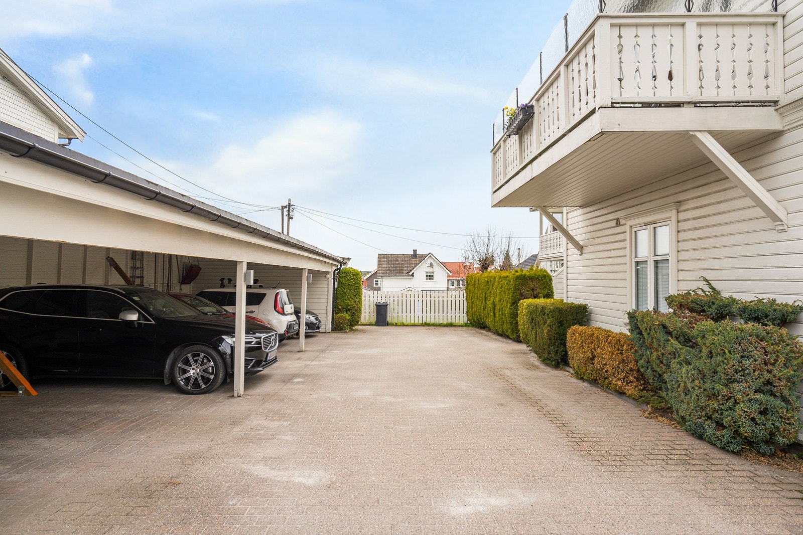 Parkering i carport. Galleribilde