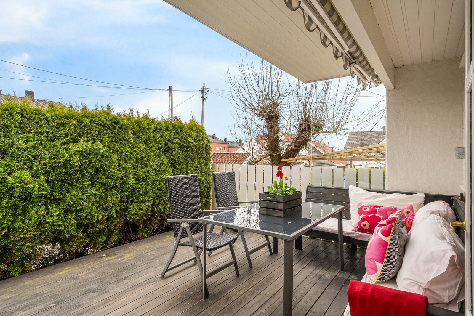 Terrassen i 1. etg. er sydvendt og har rikelig med ettermiddagssol! Galleribilde