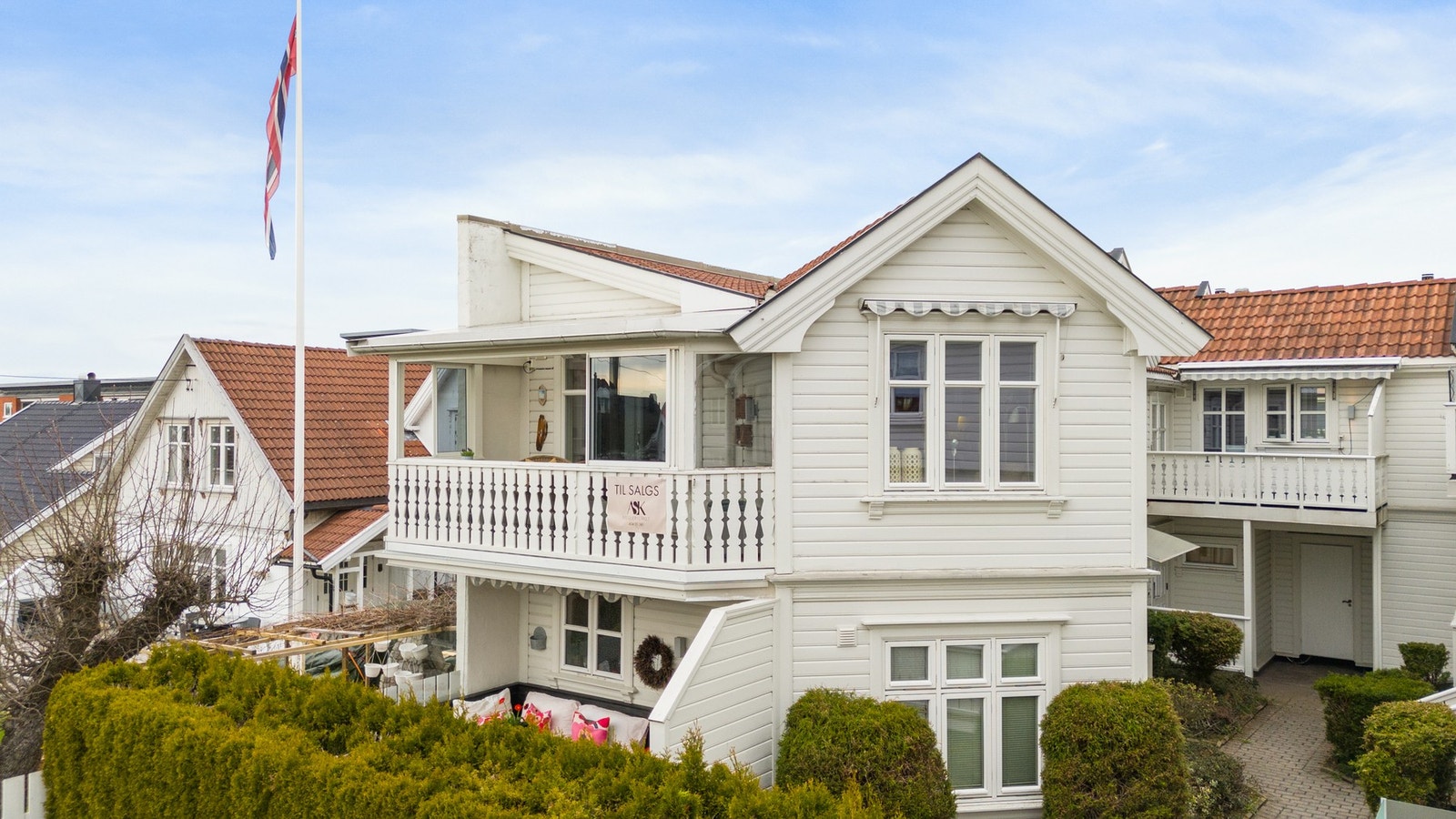 Boligen strekker seg over to plan og har to fantastiske uteplasser. Galleribilde