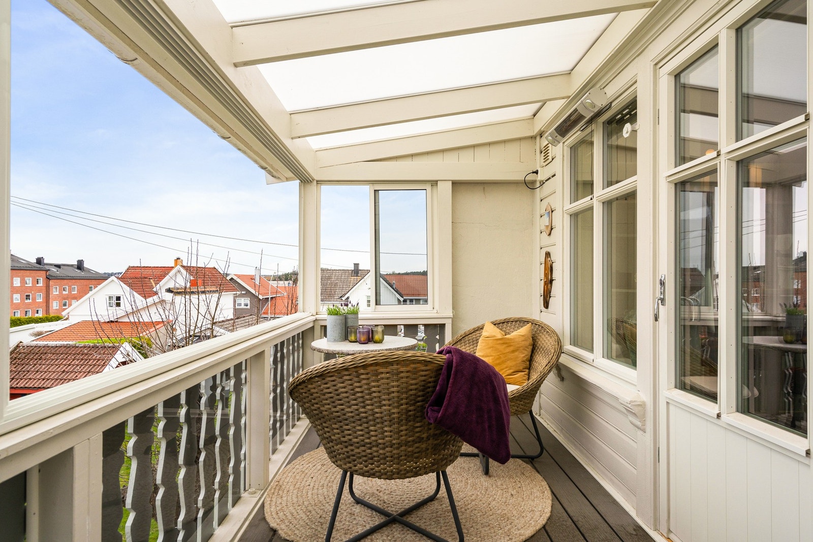 Den innglassede balkongen byr til hyggelige sommerkvelder og har rikelig med sol! Galleribilde